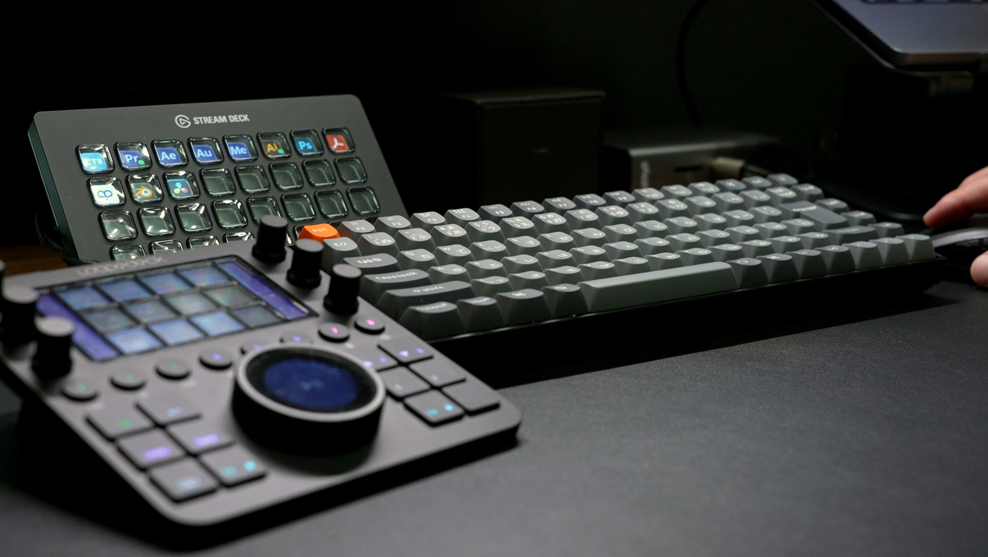 編集デスクに並ぶキーボードとコントローラー