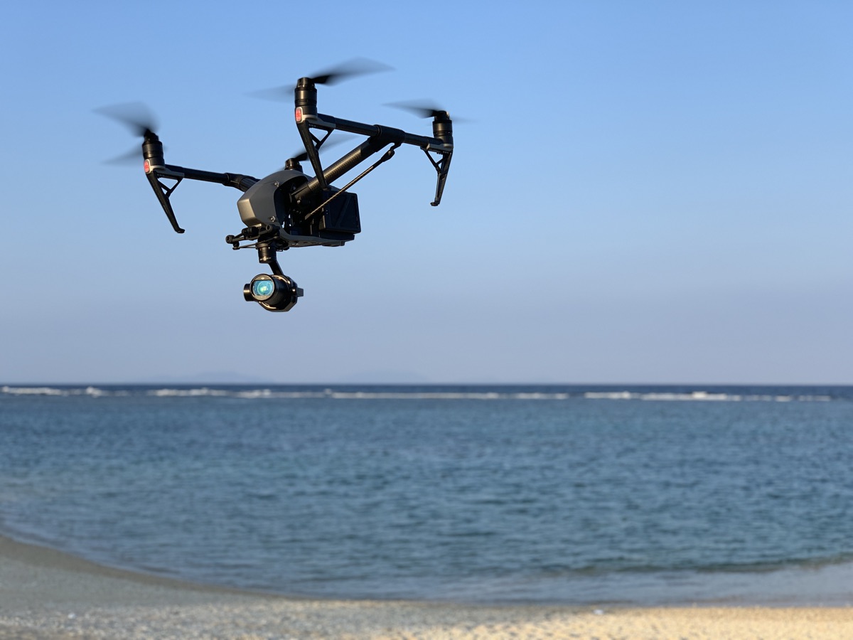 海上を飛ぶ撮影用ドローン